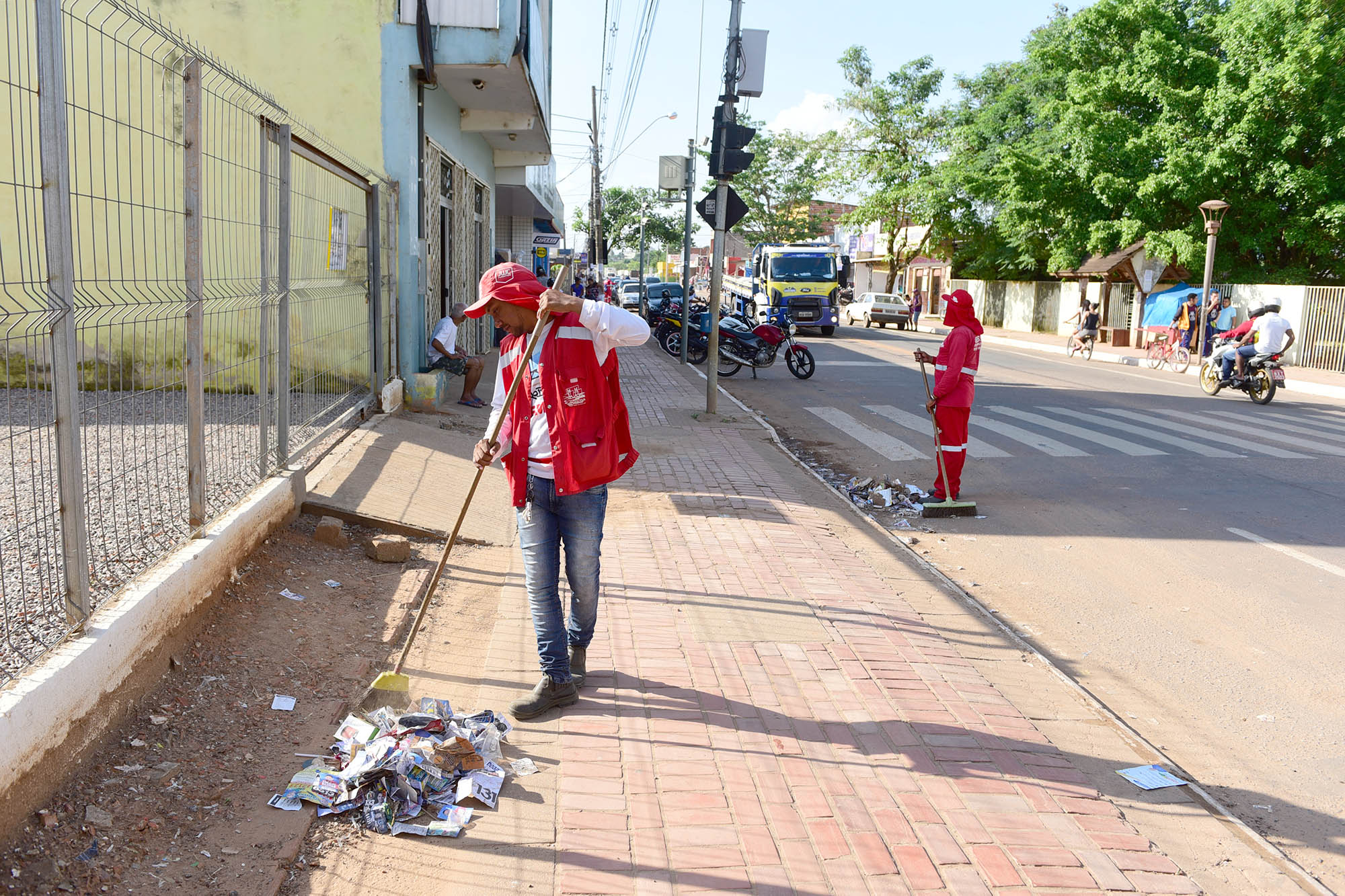 Prefeitura recolheu 21 toneladas de lixo eleitoral em apenas um dia de trabalho