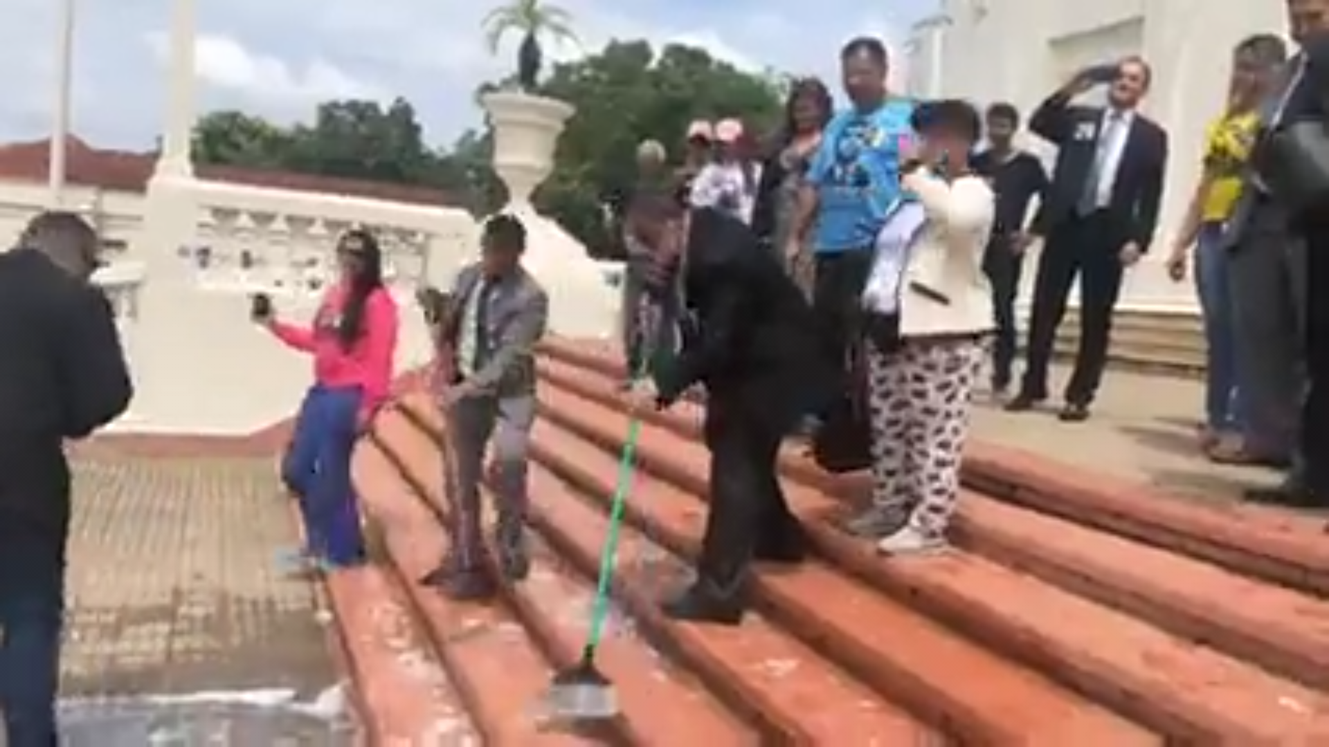 Militantes realizam evento pró-Bolsonaro e lavam escadas do Palácio Rio Branco