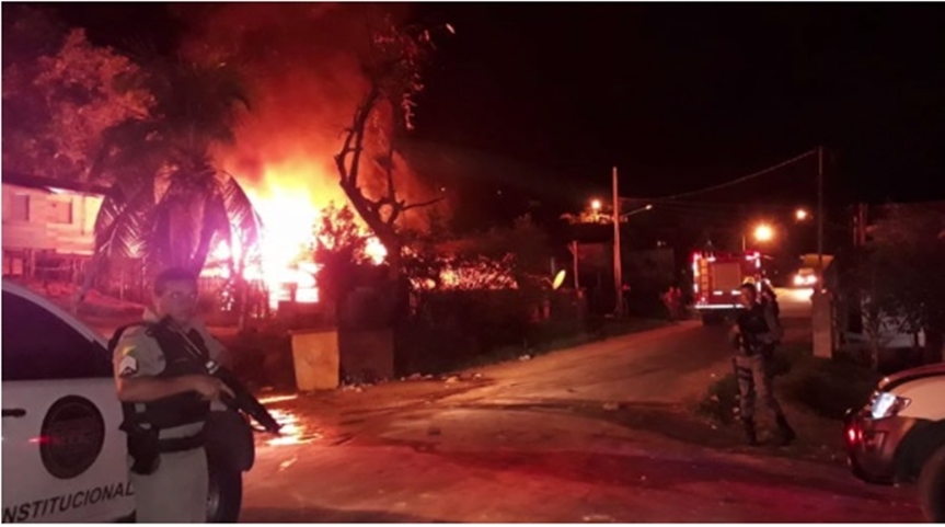 Confronto entre facções rivais acaba com casa incendiada e criminosos presos em Cruzeiro do Sul