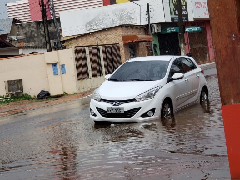 Chuva de grandes proporções deixa ruas em Rio Branco alagadas e com tráfego comprometido