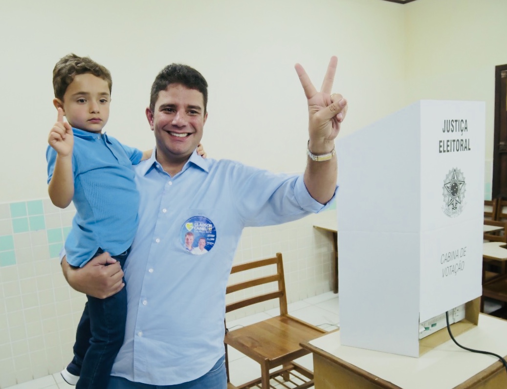 Gladson Cameli se emociona ao votar e pede que eleitores compareçam às urnas: “Esse é o nosso futuro”