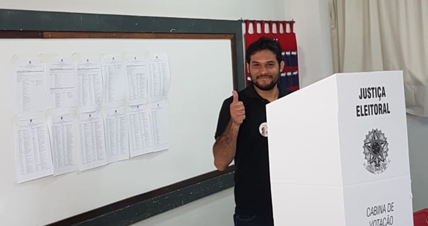 David Hall votou no Colégio Meta e afirmou que “trouxe novidades para estas eleições”