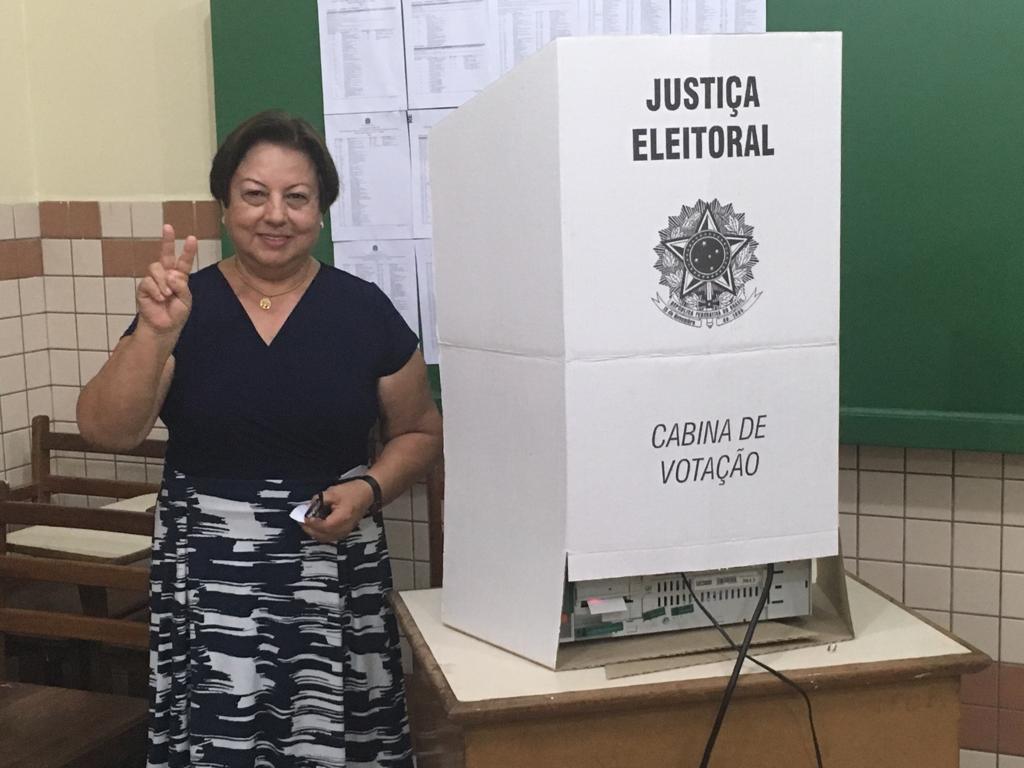 Ao lado de Gladson, Beatriz Cameli, viúva de Orleir, se emociona ao votar pela primeira vez