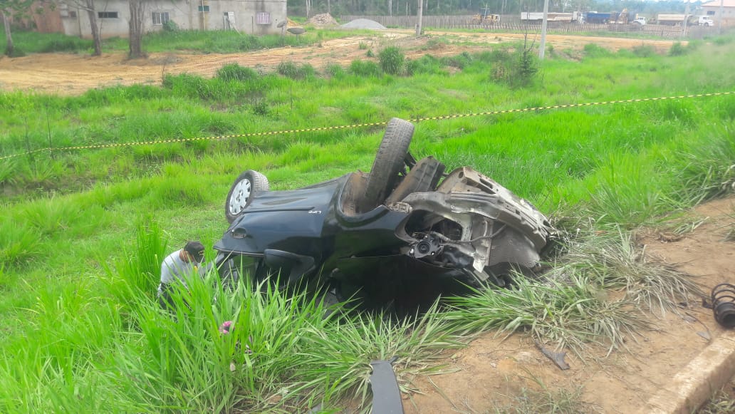 Ao tentar desviar de buraco, jovem de 21 anos bate em carreta e morre, na BR-364