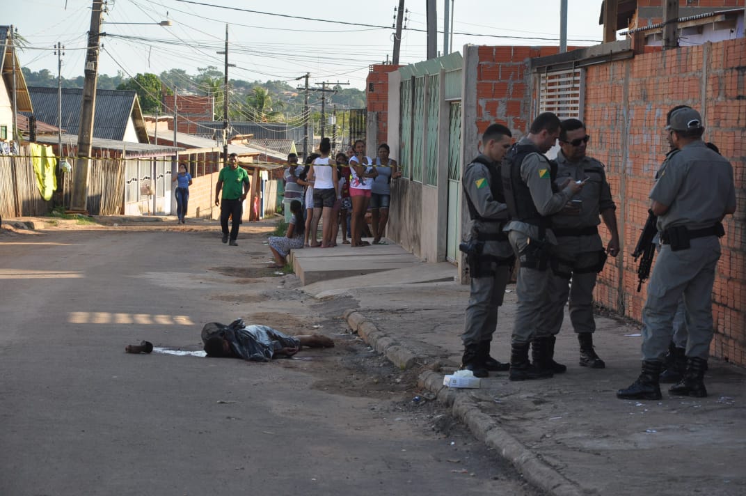 Homem reage à suposta tentativa de homicídio e mata motoqueiro a tiros no João Eduardo
