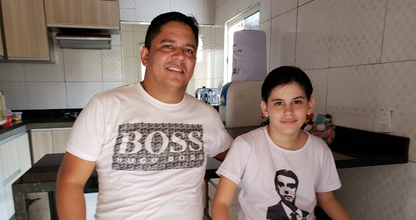 Em vídeo, acreano fã de Bolsonaro vai às lágrimas após vitória: “Foi o dia mais feliz da minha vida”