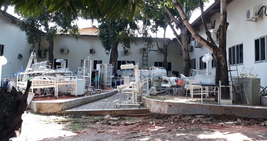 Incubadoras, macas e cadeiras de rodas estão jogados a céu aberto no Hospital da Criança