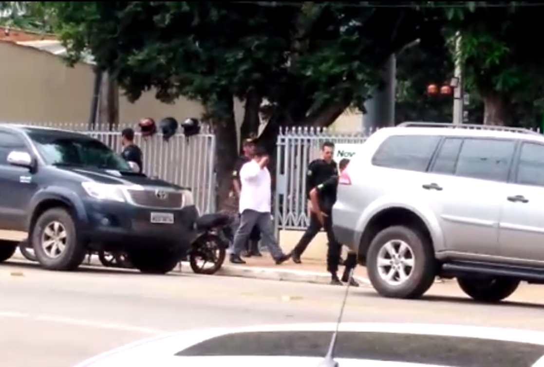 Vídeo mostra diretor-presidente do Iteracre sendo conduzido pela Polícia Federal, em Rio Brancod