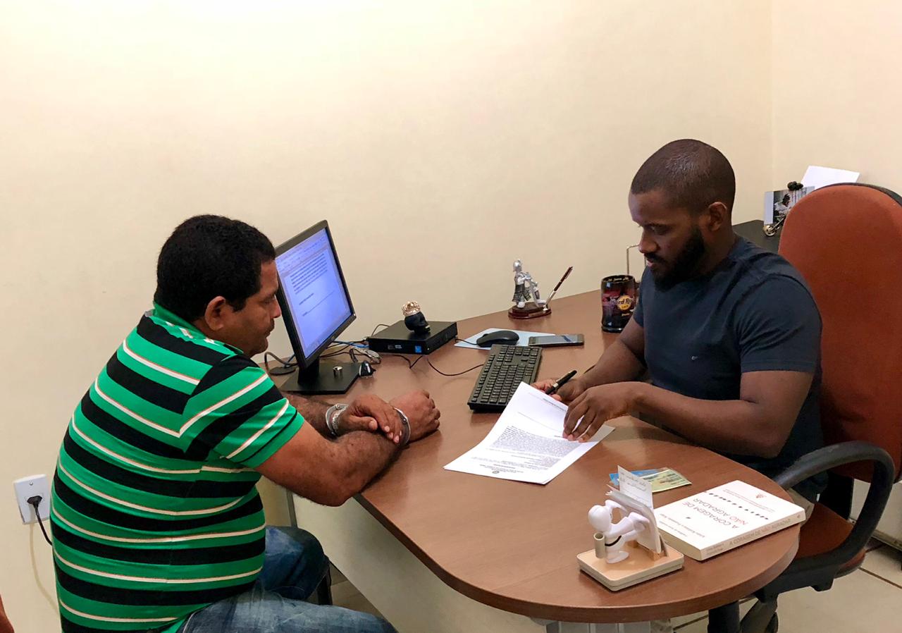 Polícia prende padastro suspeito de estuprar e engravidar enteada de 13 anos, no interior do Acre