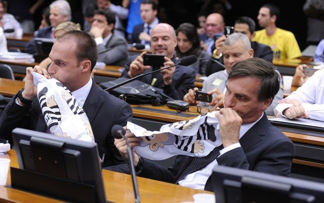 Bolsonaro reprova fala de filho: “Se propôs fechar STF, precisa de psiquiatra”