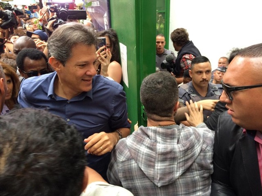Ao lado da esposa,candidato Fernando Haddad vota em São Paulo