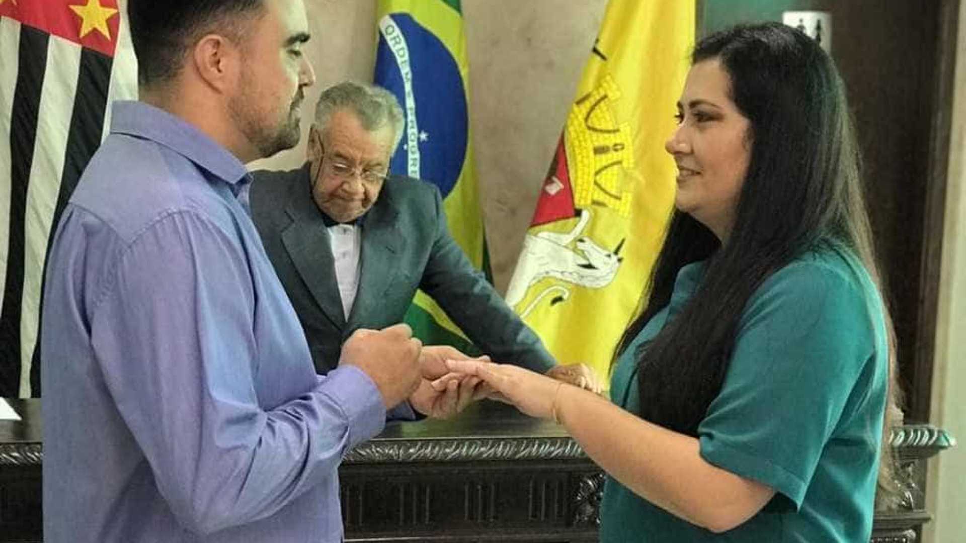 Juiz surpreende noivos com juramento: ‘Prometo não agredi-la’