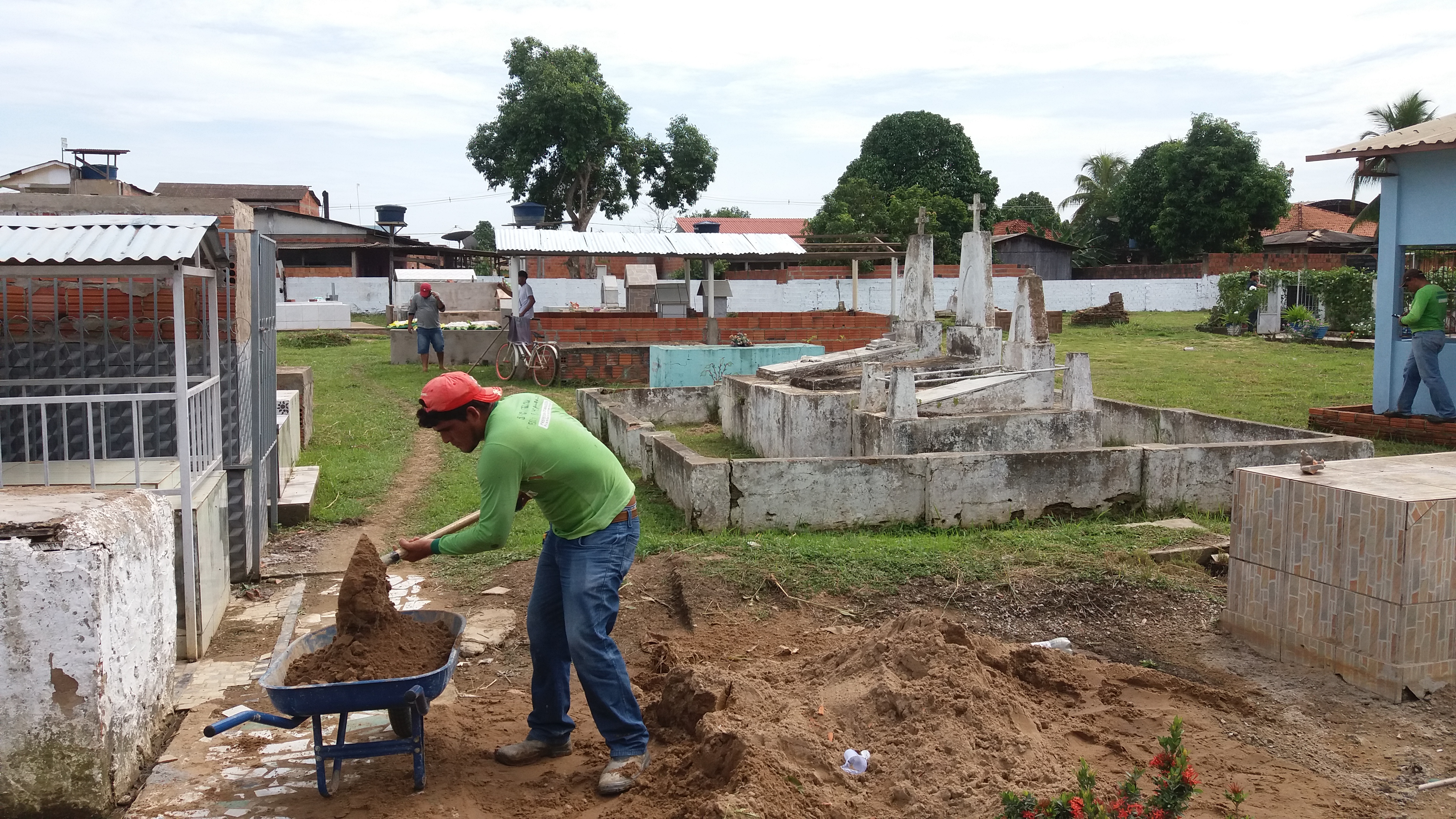 Prefeitura de Brasileia realiza melhoria no cemitério para receber visitantes nesta sexta