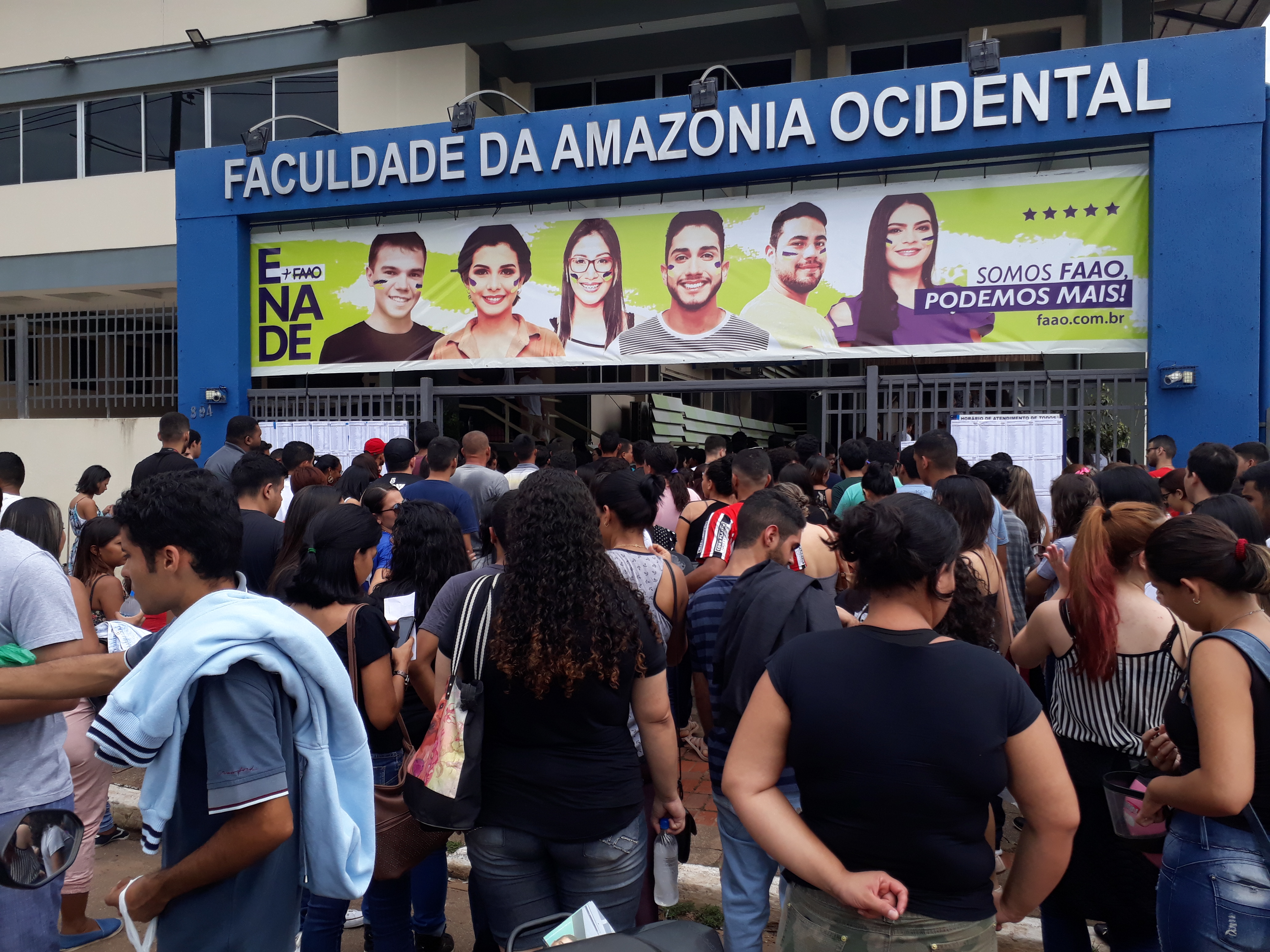 Em Rio Branco, milhares de candidatos lotam locais de prova no primeiro dia do Enem