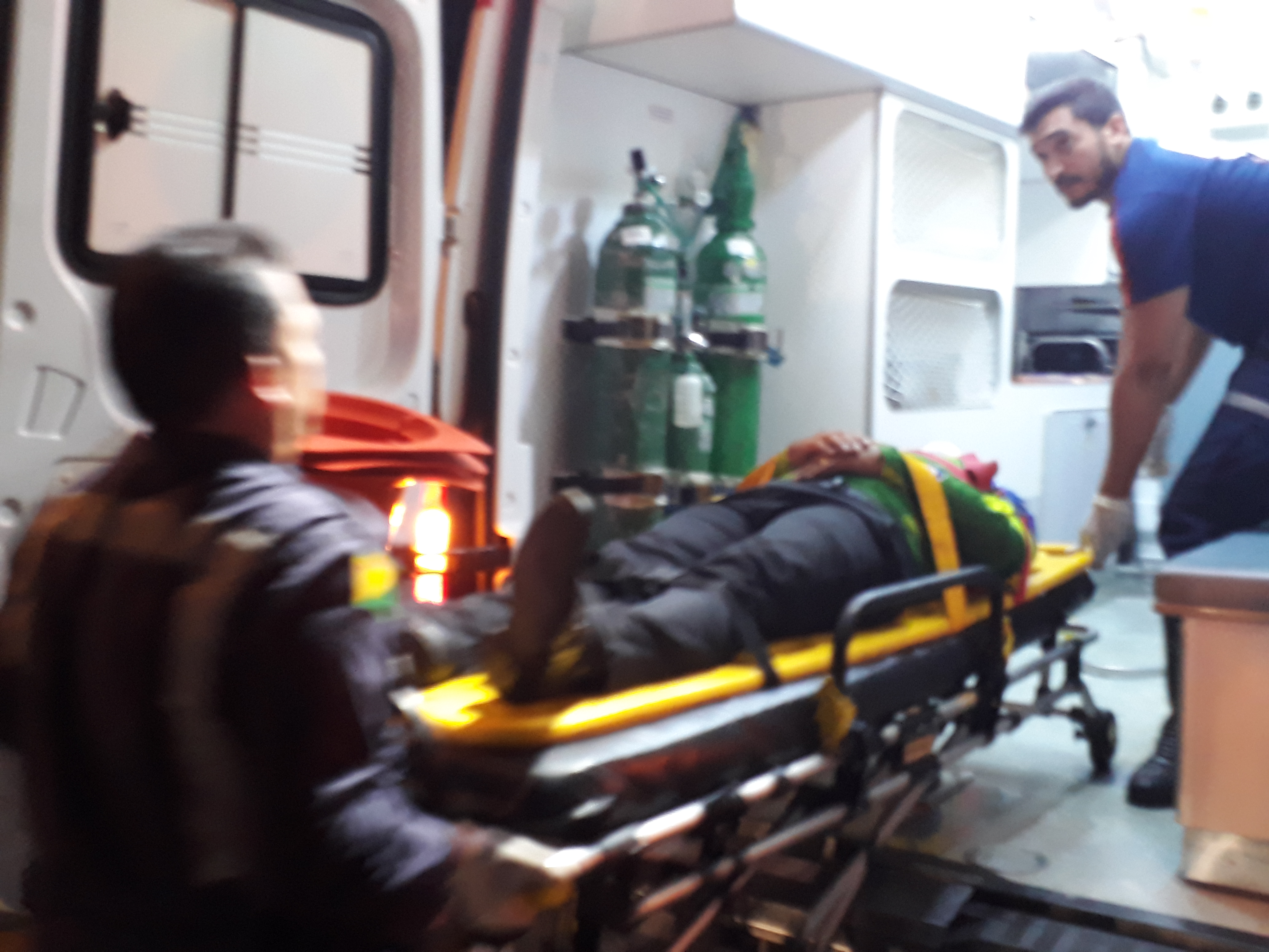 Homem sofre acidente de moto e bate a cabeça após tentar desviar de buraco na capital