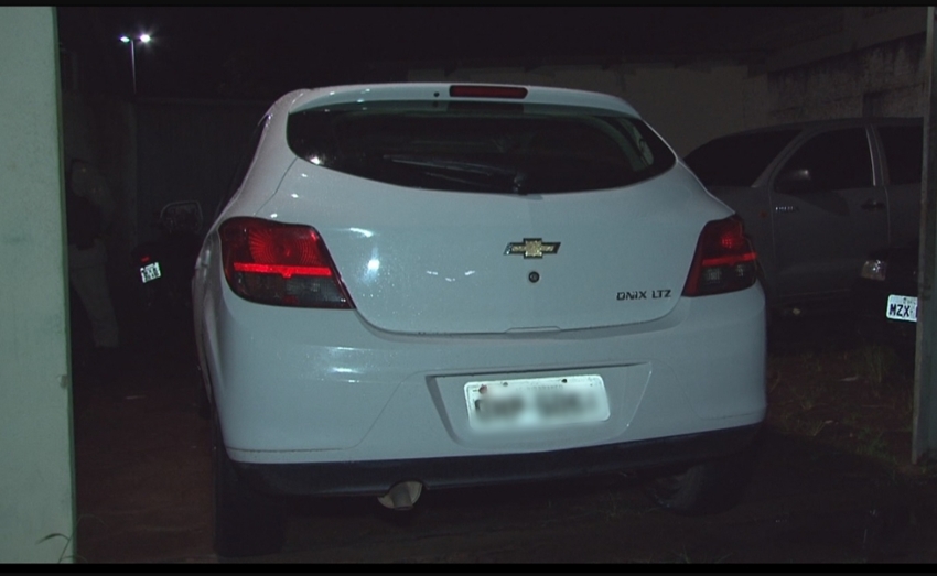 Trio armado invade casa, faz família refém e um é preso ao tentar fugir em carro roubado