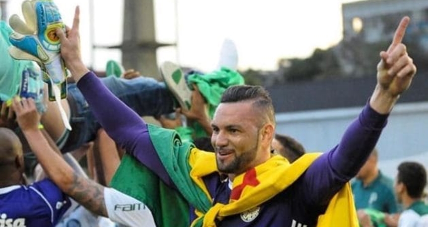 Nas redes sociais, goleiro Weverton aparece com bandeira acreana e celebra título do Palmeiras