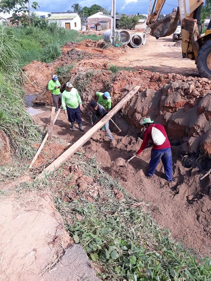 Prefeitura constrói bueiros em Brasileia; obra irá melhorar trafegabilidade e o acesso dos moradores