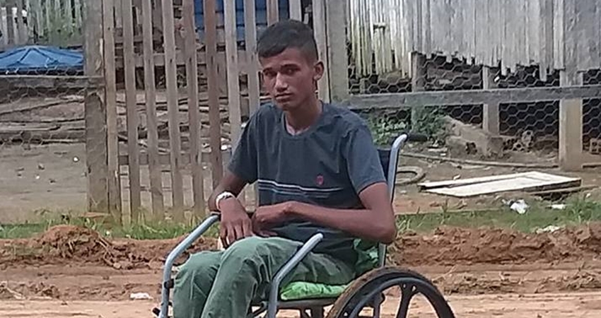 Jovem baleado em Sena está há cinco anos sem andar e amigos fazem rifa para comprar cadeira de rodas