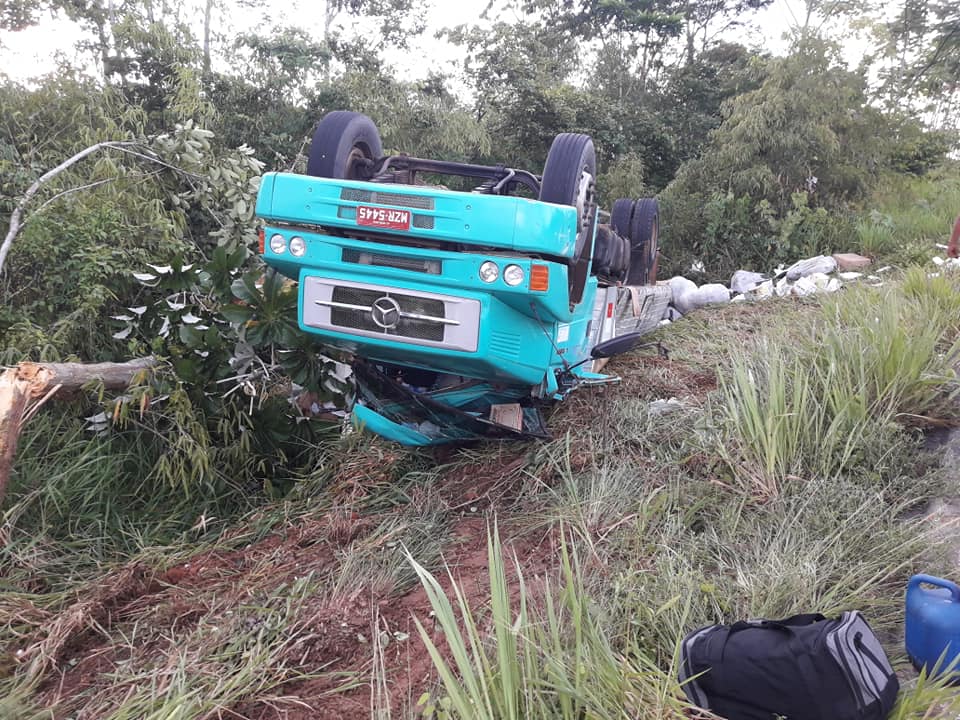 Caminhão tomba na BR-364; motorista disse que cochilou ao volante