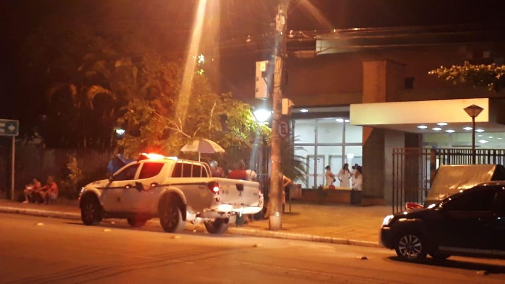 Homem armado invade Pronto Socorro na tentativa de escapar da polícia após assalto