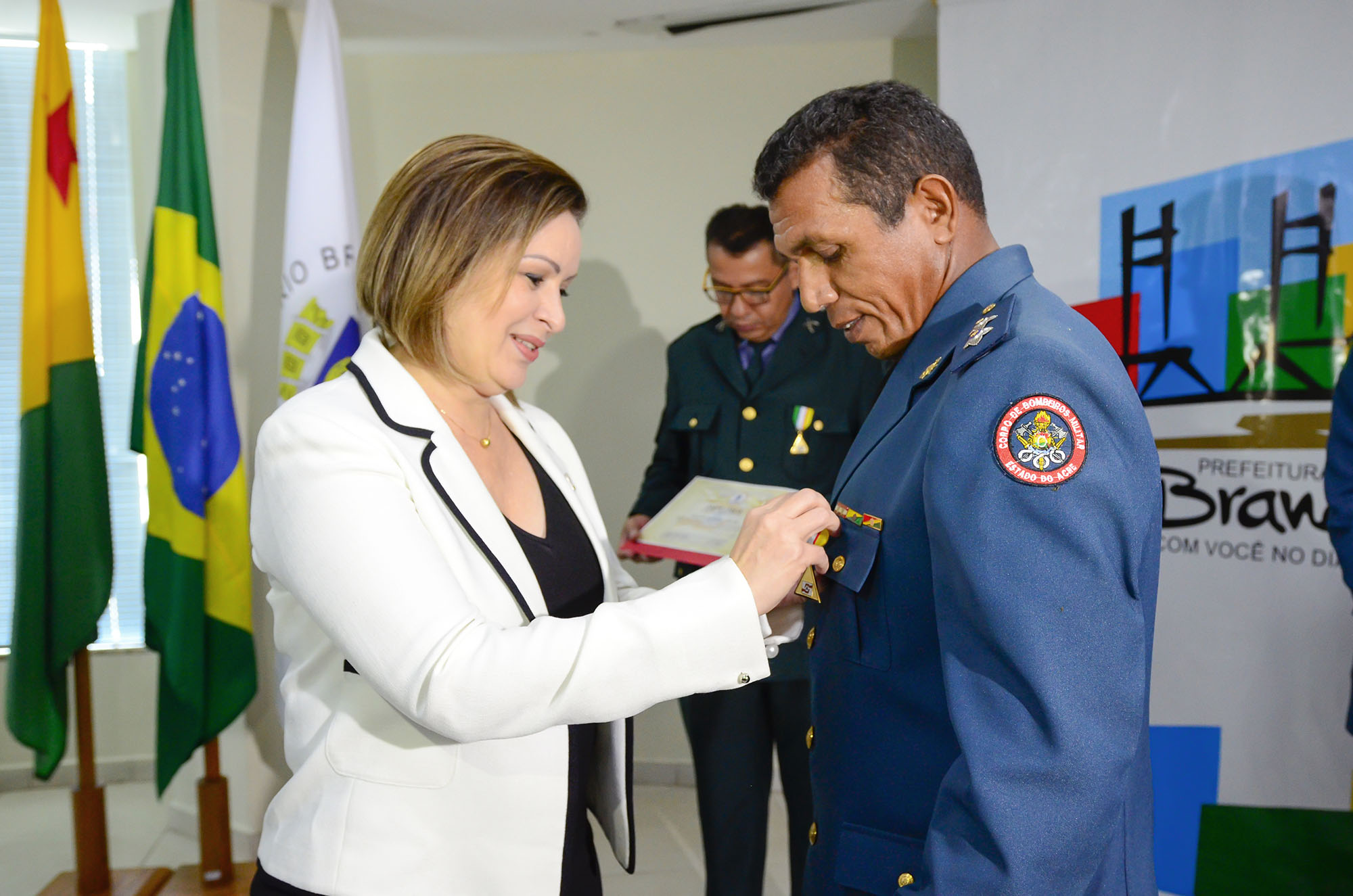 Prefeita Socorro Neri homenageia civis e militares com medalhas