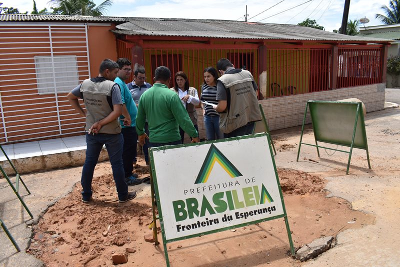 Engenheiros da AMAC e Prefeitura de Brasileia vistoriam ruas com problemas de drenagem de água