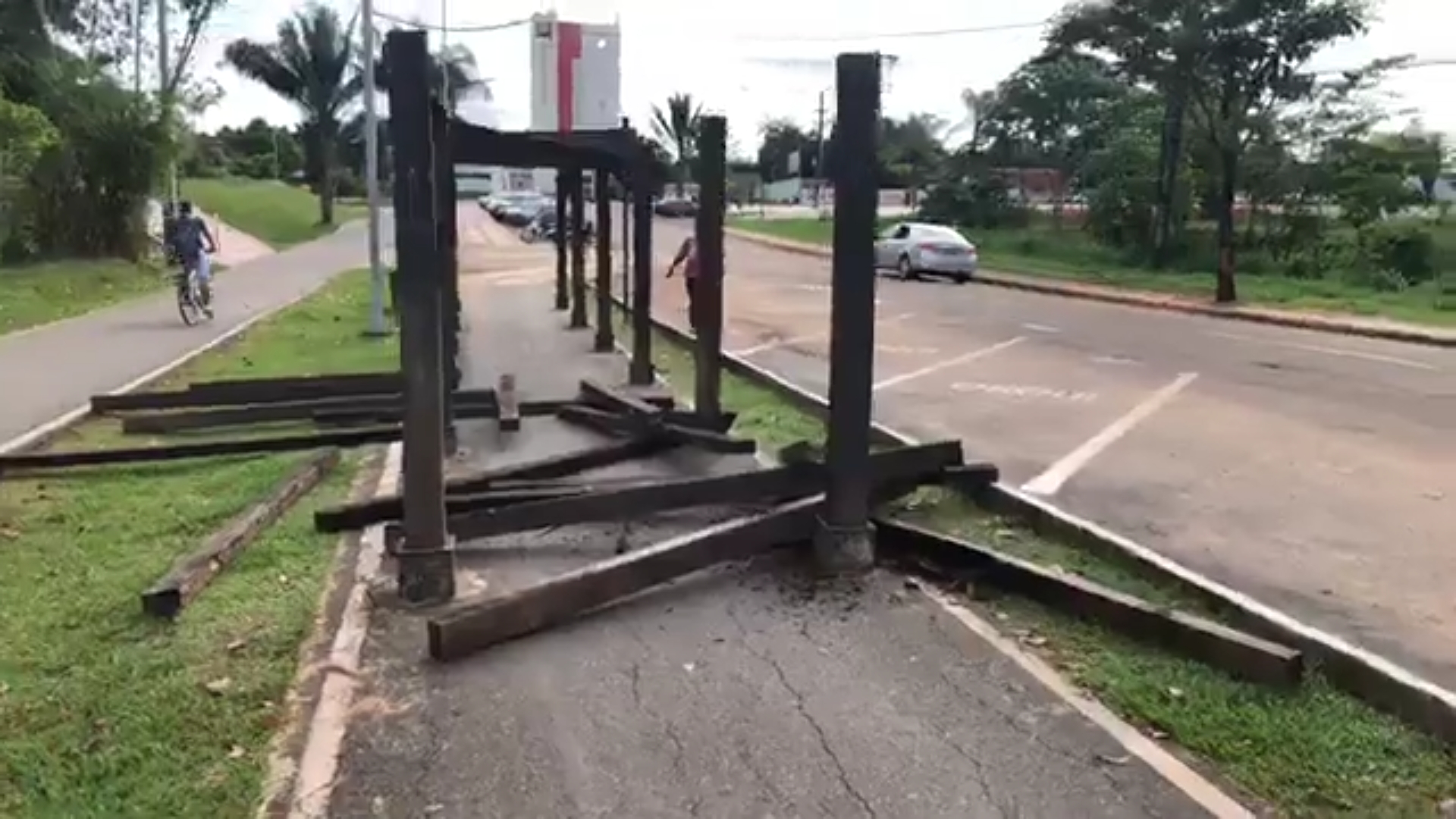 Pedaços de madeiras caem e ferem idosos que se alongavam no Parque do Tucumã