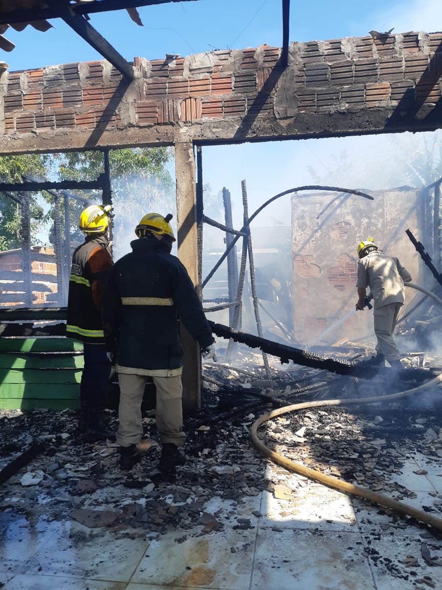 Casa fica totalmente destruída após incêndio na Capital; dono acredita em ato criminoso