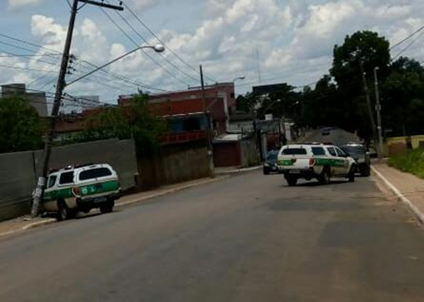 Funcionário de lava jato colide veículo com brasão da PM em poste de iluminação