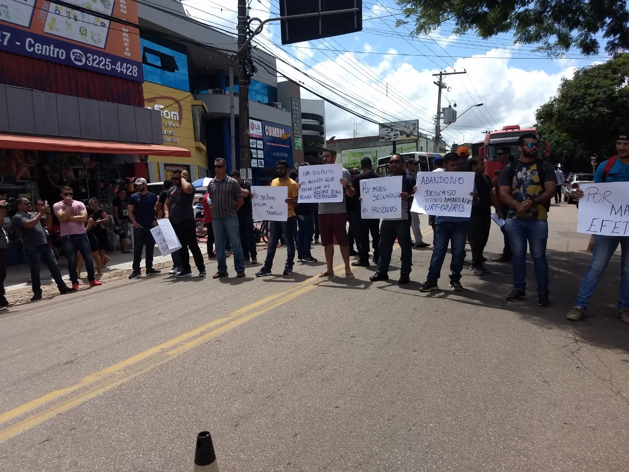Após ter banco de horas cortados, agentes penitenciários fecham rua no Centro da capital