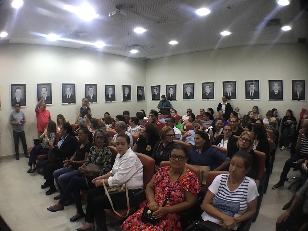 Servidores da Assembleia Legislativa do Estado do Acre reivindicam reajuste salarial