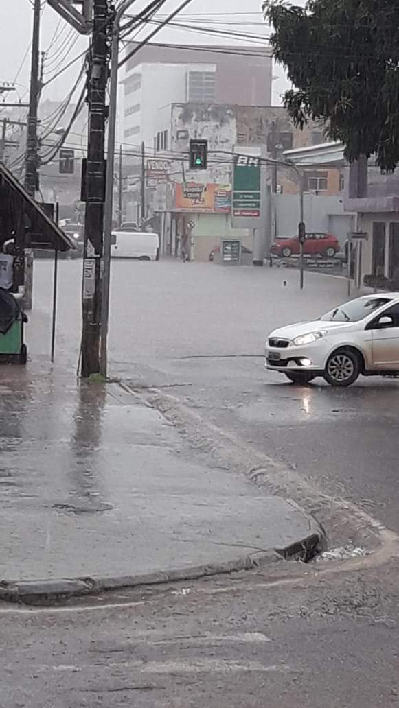 Forte temporal desta terça-feira interdita o trânsito e alaga vias públicas em Rio Branco