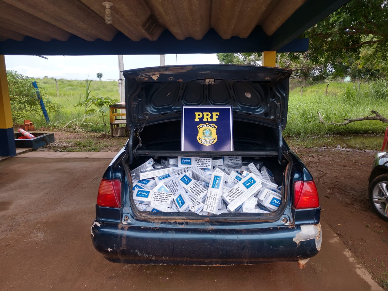 PRF apreende 350 pacotes de cigarros contrabandeados durante fiscalização na BR-317