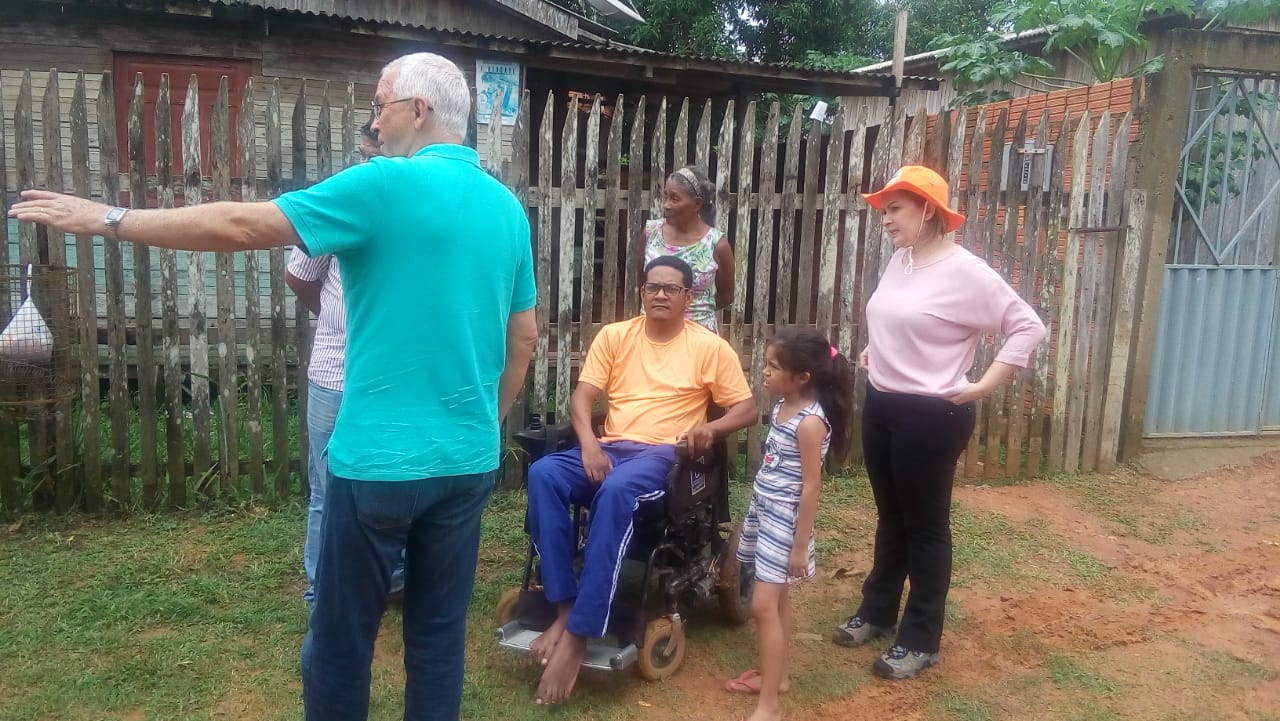 Cadeirante reclama da falta de pavimentação em rua que mora e Socorro Neri promete solucionar