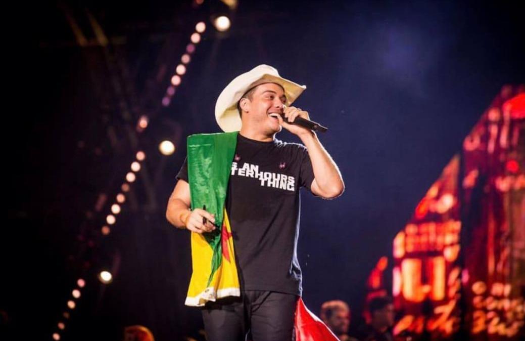 Safadão, Marília e Gustavo Lima aparecem no Caldas Country Show segurando a bandeira do Acre