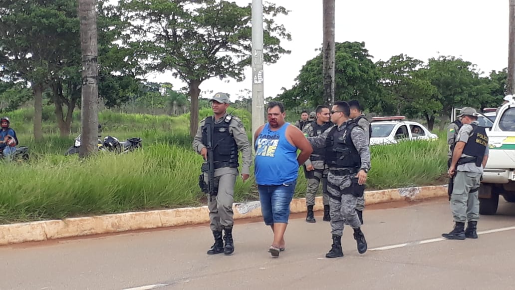Durante perseguição policial, homem bate veículo e é preso com arma de uso restrito das Forças Armadas