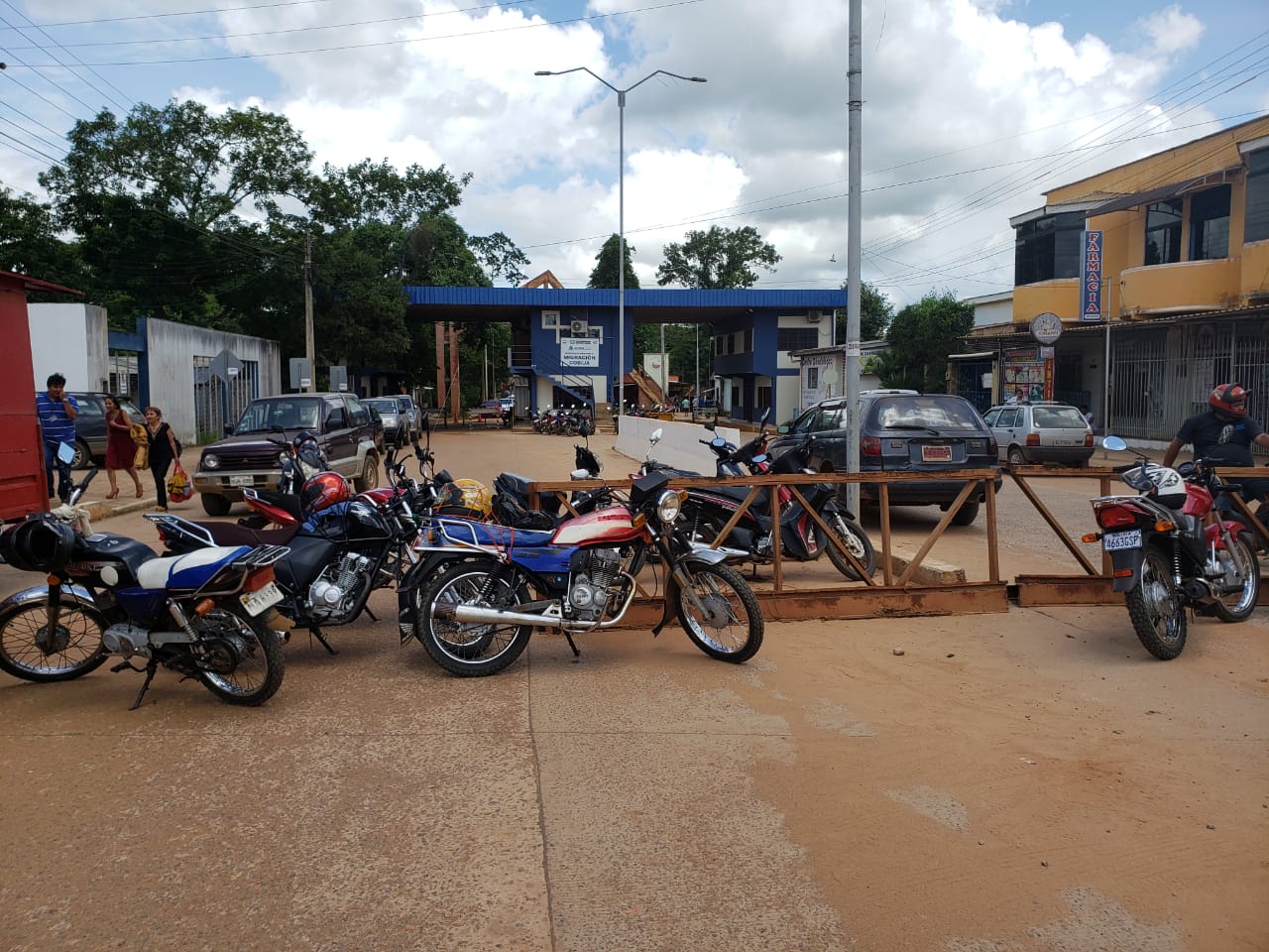 Em protesto, moradores de Cobija interditam fronteira do Acre com a Bolívia