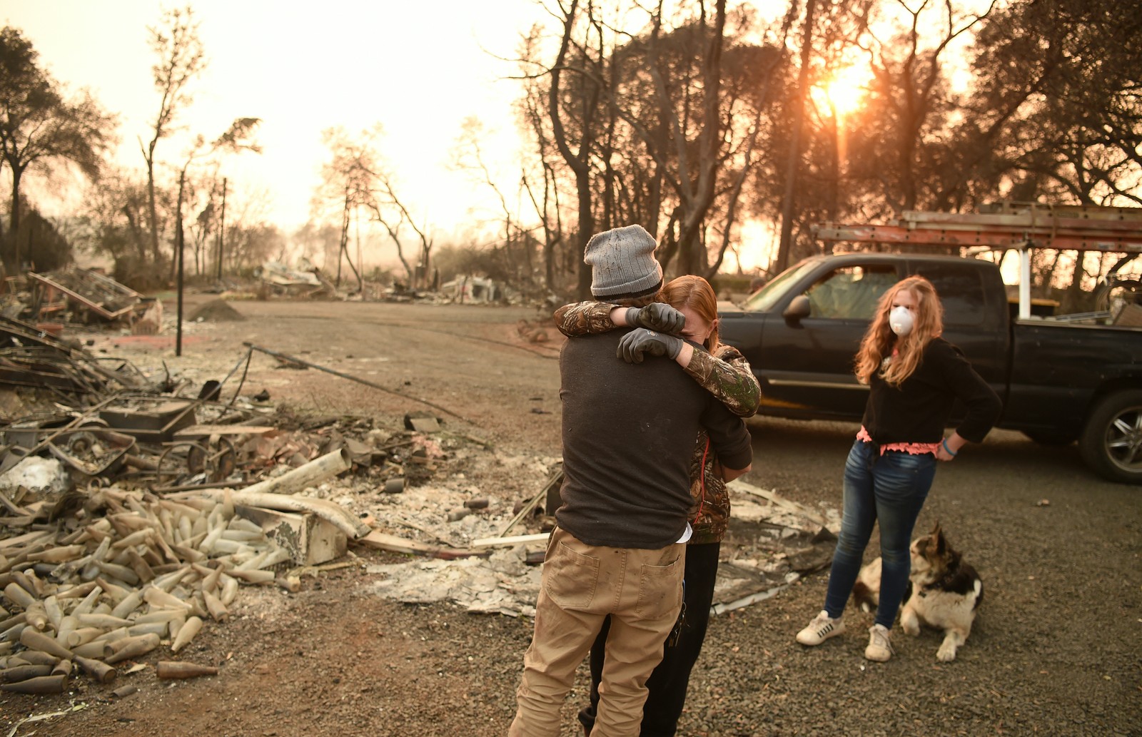 Quase mil pessoas seguem desaparecidas após pior incêndio florestal da Califórnia