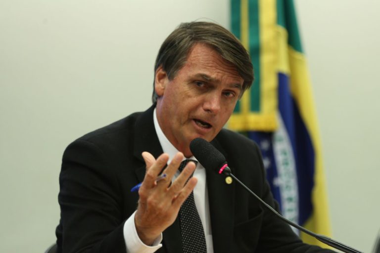 Jair Bolsonaro assina nesta terça-feira decreto que facilita posse de armas