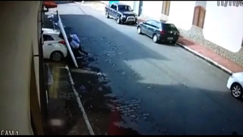 Carro derruba portão de garagem e cai sobre casal de idosos; veja o flagra