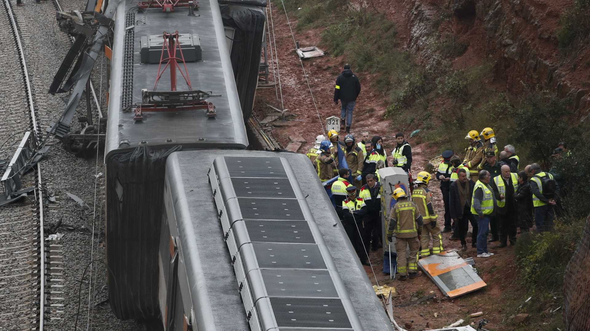 Descarrilamento de trem mata um e deixa quase 50 feridos em Barcelona