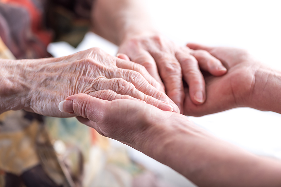 Parkinson: cantar diminui estresse e melhora funções motoras, diz estudo