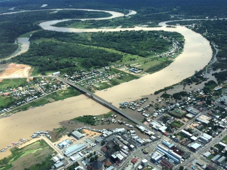 Rio Juruá ultrapassa cota de transbordamento em Cruzeiro do Sul