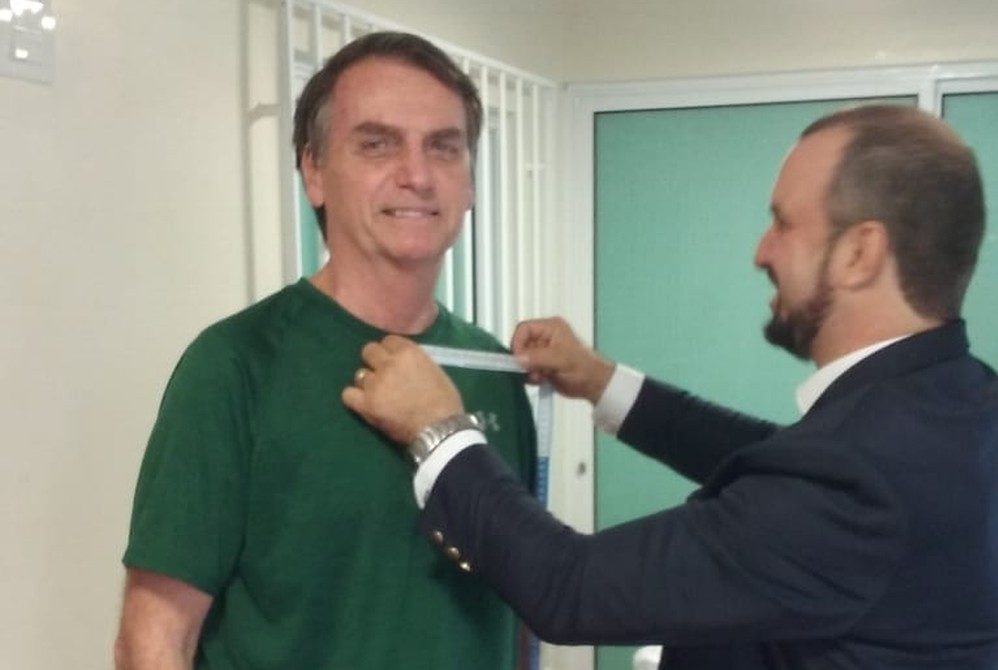Alfaiate tira medidas de Bolsonaro para o terno da posse presidencial