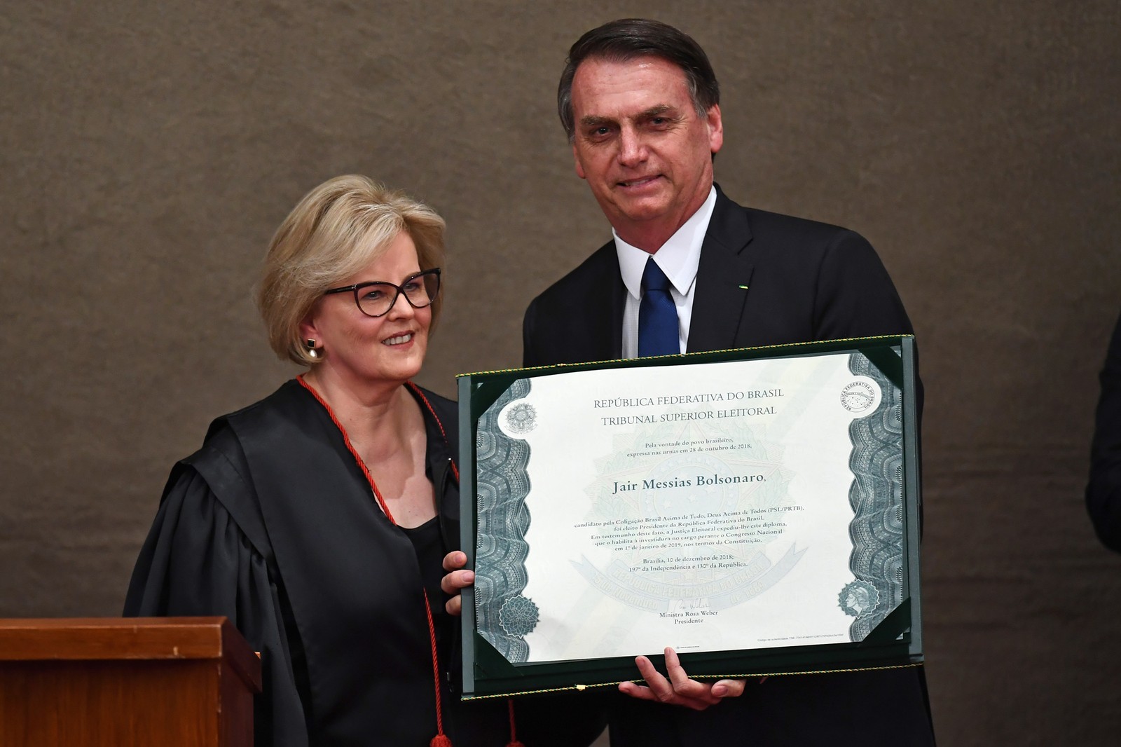Em diplomação, Jair Bolsonaro pede confiança daqueles que não votaram nele