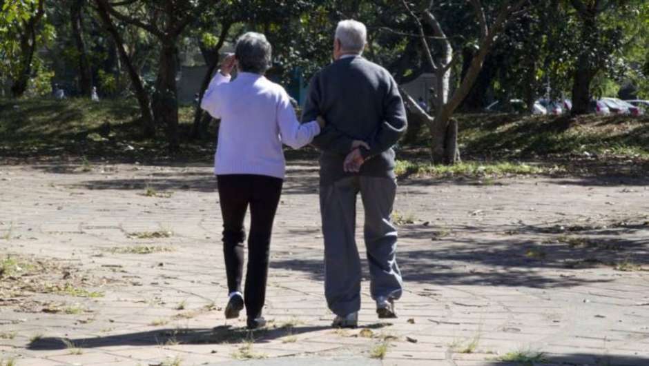 Expectativa de vida do brasileiro ao nascer foi de 76 anos em 2017, diz IBGE