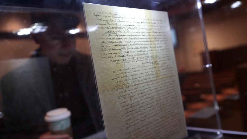 Carta em que Einstein duvida da existência de Deus é leiloada por US$ 2,89 milhões nos EUA