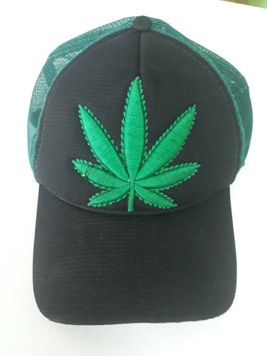 No interior, indígena vai à delegacia usando boné com estampa de maconha e acaba preso