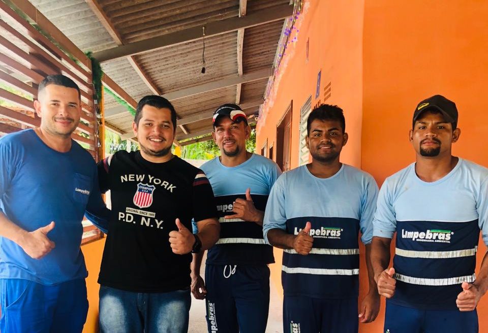 Associação do São Francisco organiza café da manhã com moradores e garis